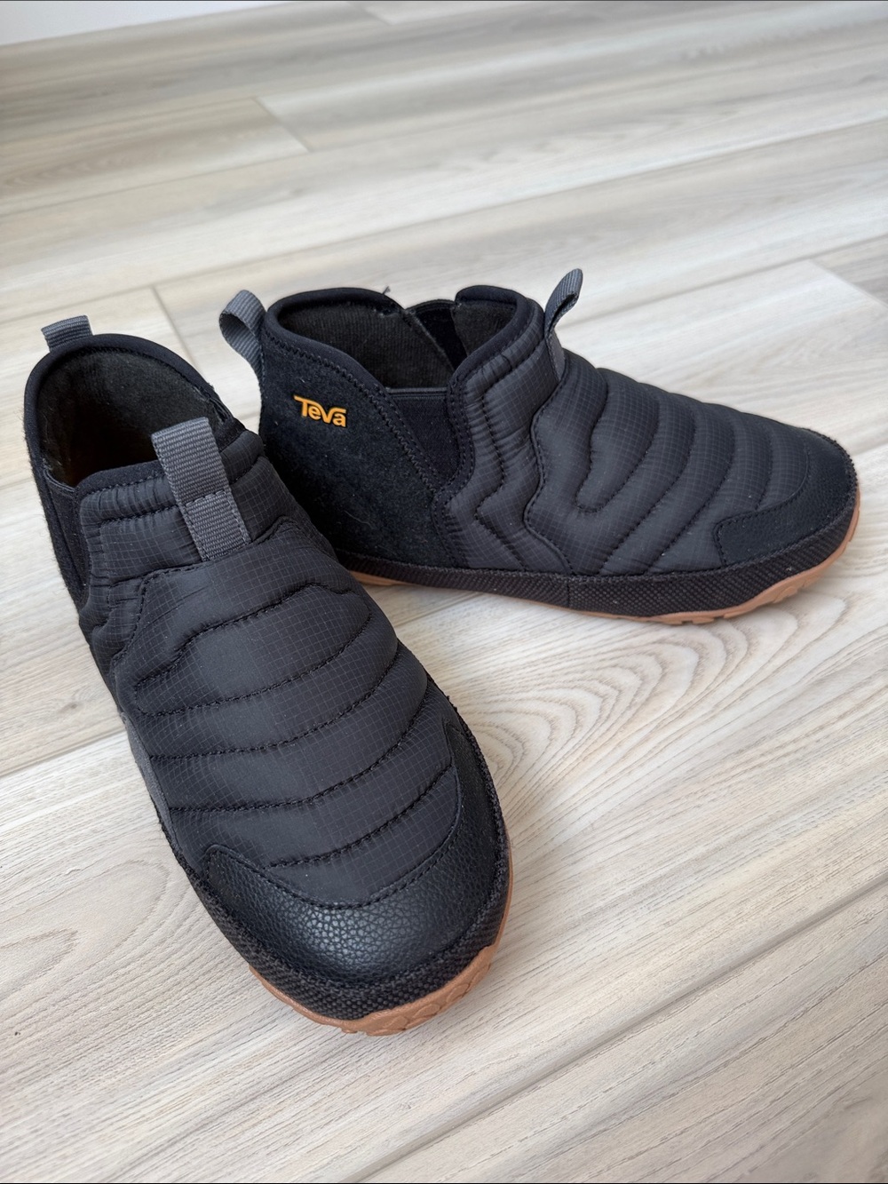 Teva women Black Quilted Slip-On camp slippers size 8